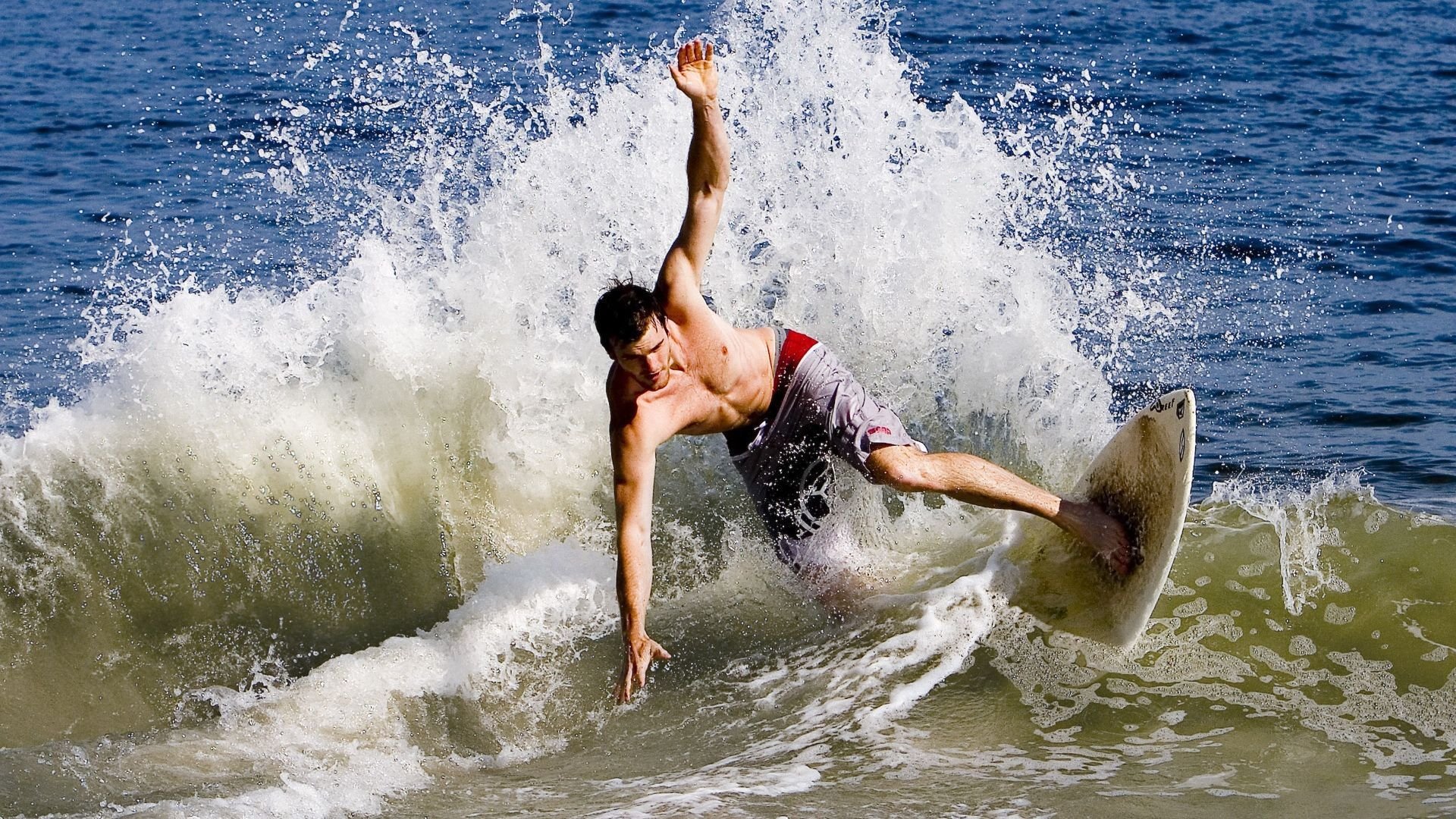 爱游戏娱乐-【“秒投”战术的崛起】投手如何利用时间限制达成精准投球？